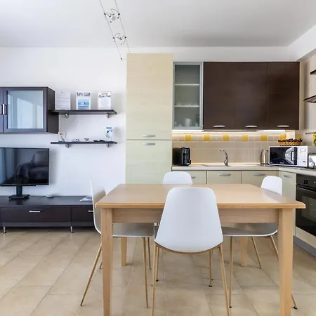 Spacious With Sea View In Apartment