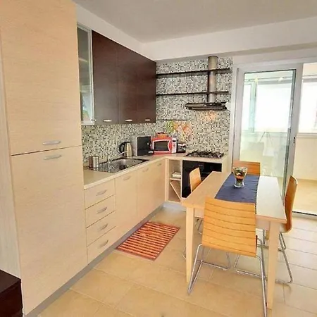 Spacious With Sea View In Apartment